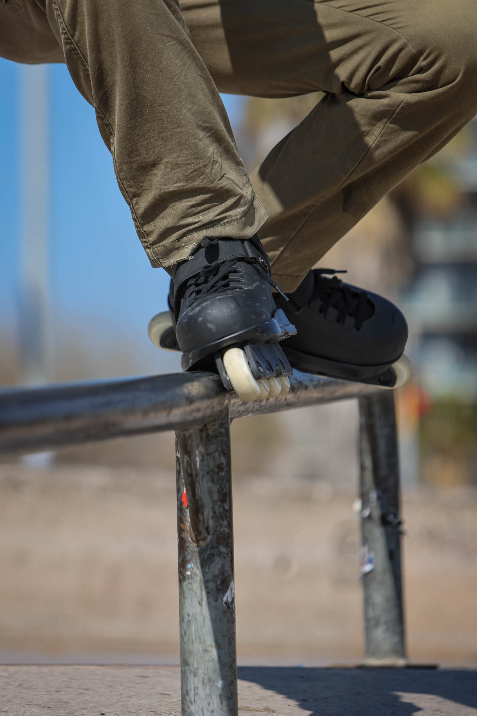 HOW TO GRIND ON ROLLER SKATES 